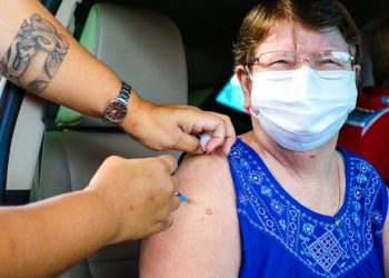 Jaru: Vacinação contra o Coronavírus para idosos com mais de 65 anos continua no Centro de Saúde Ruth de Souza no setor 07; procedimento deve ser agendado