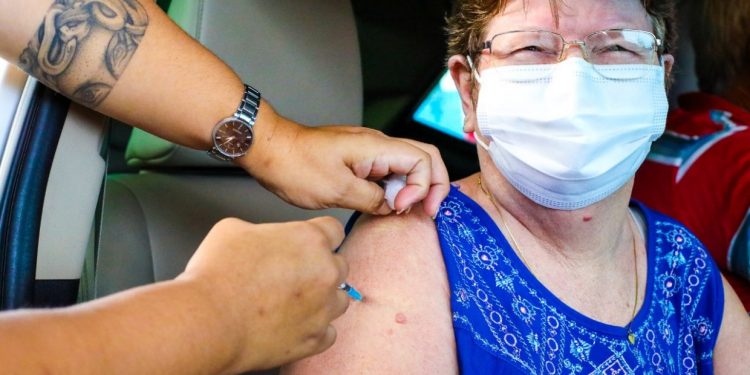 Jaru: Vacinação contra o Coronavírus para idosos com mais de 65 anos continua no Centro de Saúde Ruth de Souza no setor 07; procedimento deve ser agendado