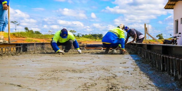 Prefeitura de Jaru realiza concretagem da base da balança do aterro sanitário