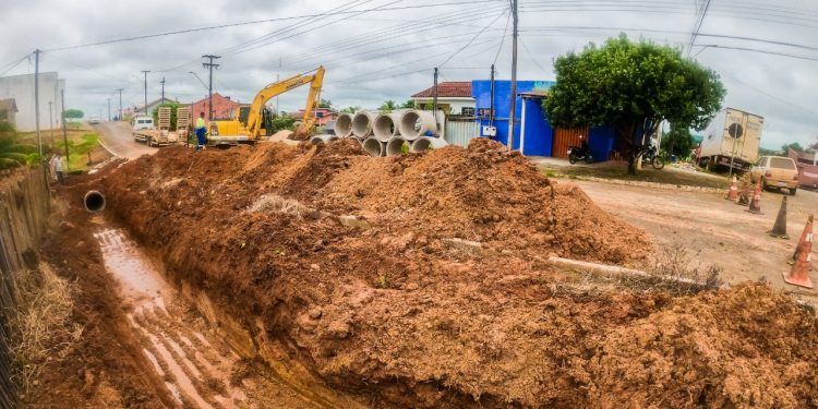 Rua Paraná no setor 04 também recebe serviço de drenagem; serviço é executado pela prefeitura de Jaru