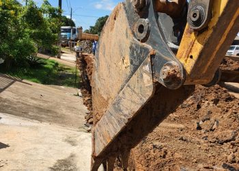 Prefeitura de Jaru realiza serviço de drenagem na Rua Frei Caneca no setor 07