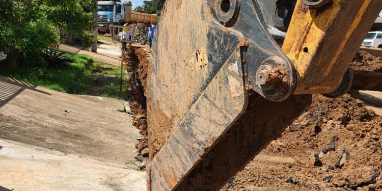 Prefeitura de Jaru realiza serviço de drenagem na Rua Frei Caneca no setor 07
