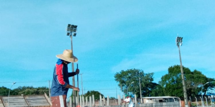 Prefeitura de Jaru realiza manutenção dos espaços destinados a prática de atividades esportivas