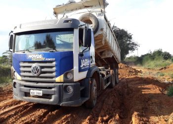 Prefeitura de Jaru constrói bueiro na Linha 608