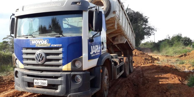 Prefeitura de Jaru constrói bueiro na Linha 608