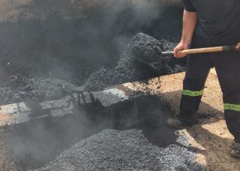 Prefeitura de Jaru realiza manutenção da pavimentação asfáltica na Linha 627, via que dá acesso ao Jardim Europa