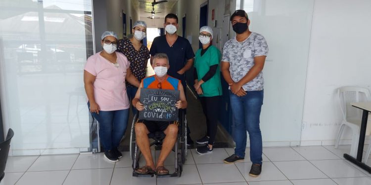 Mais dois pacientes recebem alta hospitalar após internação para tratamento contra a Covid-19