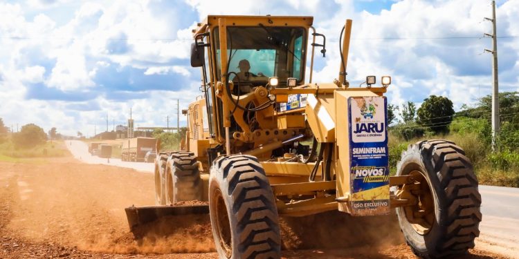 Prefeitura de Jaru realiza patrolamento e limpeza nas marginais da BR-364 no setor-08