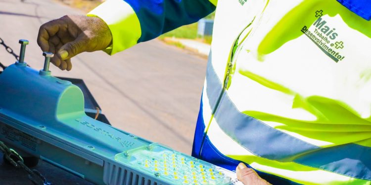 Prefeitura de Jaru continua com serviço de expansão da rede iluminação pública com lâmpadas de LED