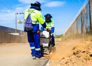 Prefeitura de Jaru conclui pavimentação asfáltica na rua Antônio Afonso de Carvalho e inicia construção de meio-fio e sarjeta