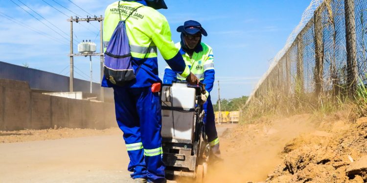 Prefeitura de Jaru conclui pavimentação asfáltica na rua Antônio Afonso de Carvalho e inicia construção de meio-fio e sarjeta