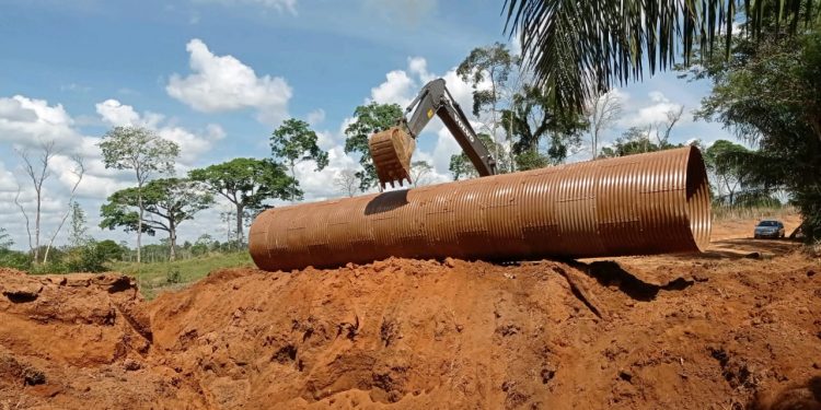 Prefeitura de Jaru amplia bueiro com tubo armco na Linha 625
