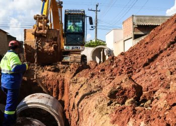 Prefeitura de Jaru continua com serviço de drenagem na Rua Otaviano Pereira Neto