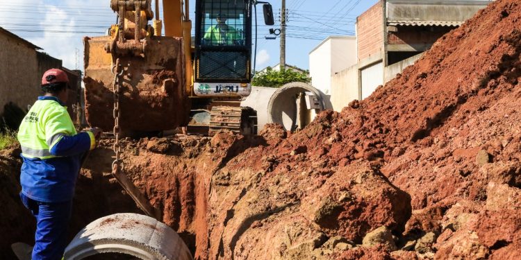 Prefeitura de Jaru continua com serviço de drenagem na Rua Otaviano Pereira Neto