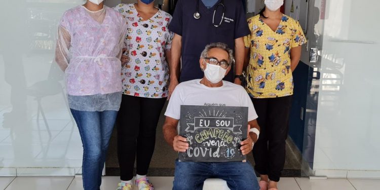 Mais um paciente que estava internado na Clínica da Mulher se recupera da Covid-19 e recebe alta