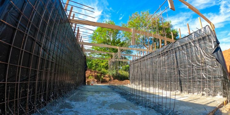 Ponte de madeira na Rua Afonso José no setor 04 é substituída por galeria de concreto; obras seguem em ritmo acelerado