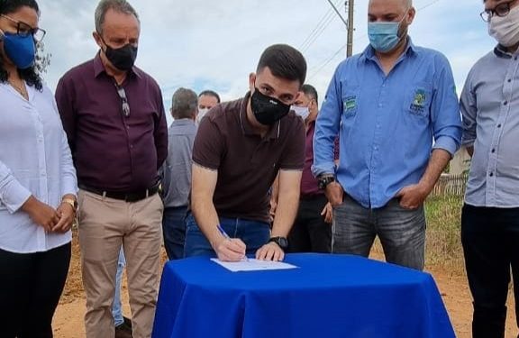 Prefeito João Gonçalves Júnior assina ordem de serviço para a construção de 5 galerias de concreto no setor 04