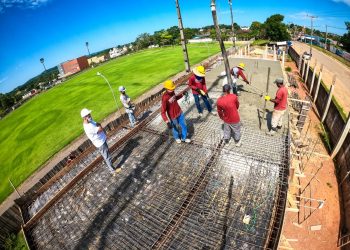 Prefeitura de Jaru executa mais uma etapa da obra de construção da arquibancada coberta no Estádio Leal Chapelão