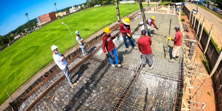 Prefeitura de Jaru executa mais uma etapa da obra de construção da arquibancada coberta no Estádio Leal Chapelão
