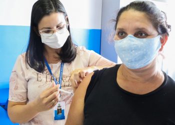 Profissionais da educação recebem a primeira dose da vacina contra o Coronavírus em Jaru