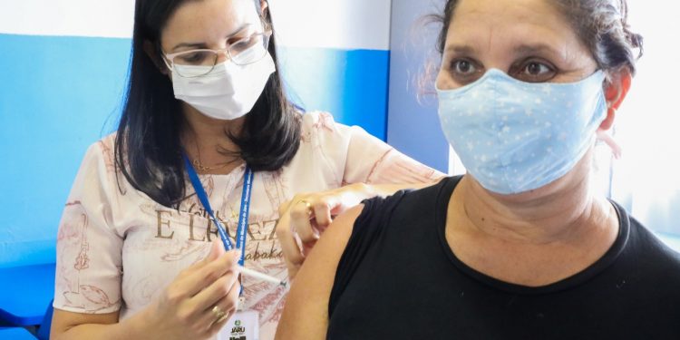 Profissionais da educação recebem a primeira dose da vacina contra o Coronavírus em Jaru