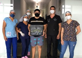 Pacientes se recuperam da Covid-19 e recebem alta hospitalar