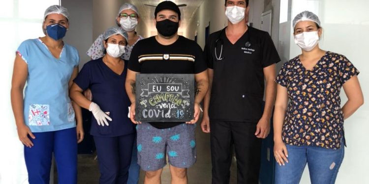 Pacientes se recuperam da Covid-19 e recebem alta hospitalar