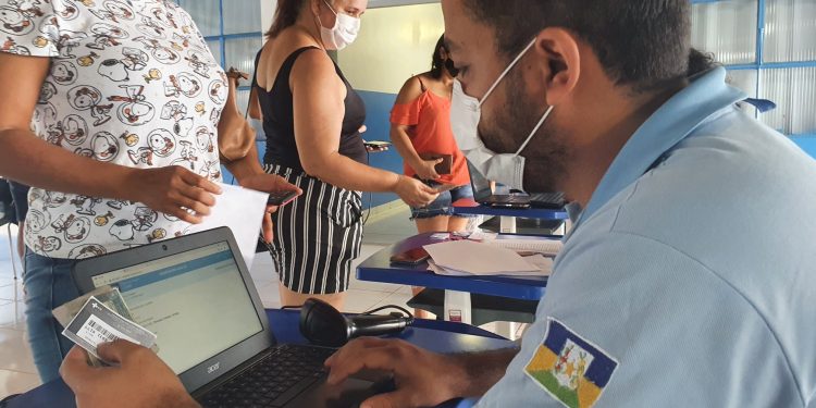 Profissionais da educação da rede estadual de ensino recebem a primeira dose da vacina contra o Coronavírus em Jaru