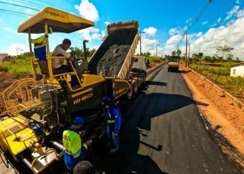 Asfalta Jaru: Prefeitura de Jaru conclui pavimentação asfáltica na entrada da linha 607; Serviço é executado com recursos próprios