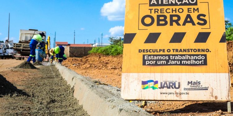 Jaru: Após conclusão da pavimentação asfáltica Rua Geral Luiz no Jardim Morumbi recebe meio-fio, sarjeta e sinalização