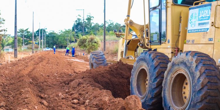 Asfalta Jaru: Prefeitura de Jaru prepara solo para asfaltar trecho da linha 607 que dá acesso ao residencial Orleans