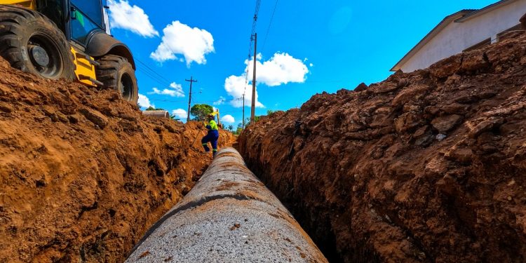 Serviços de drenagem na Rua Otaviano Neto no setor 02 seguem a todo vapor