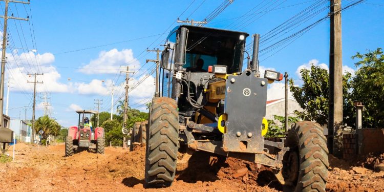 Asfalta Jaru: Rua Otaviano Neto no setor 02 também será contemplada com asfalto novo; equipes já trabalham na preparação do solo