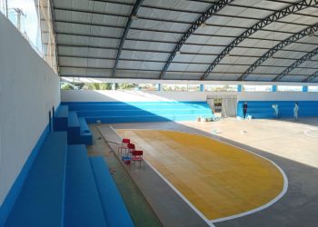 Prefeitura de Jaru realiza serviços de manutenção na quadra de esportes do setor 04