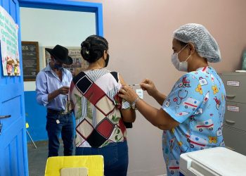 Mais de 750 pessoas foram imunizadas com a 1ª dose da vacina contra o Coronavírus na última terça-feira em Tarilândia e durante plantão noturno em Jaru