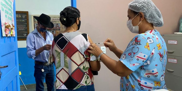 Mais de 750 pessoas foram imunizadas com a 1ª dose da vacina contra o Coronavírus na última terça-feira em Tarilândia e durante plantão noturno em Jaru
