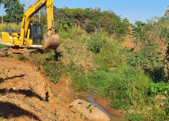 Prefeitura de Jaru realiza serviço de limpeza de canal no setor 03