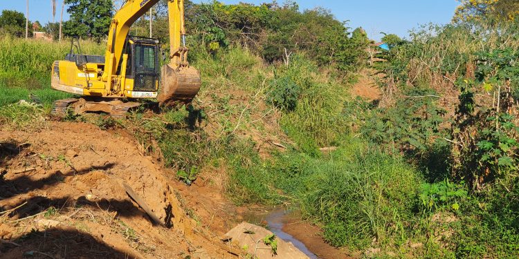 Prefeitura de Jaru realiza serviço de limpeza de canal no setor 03