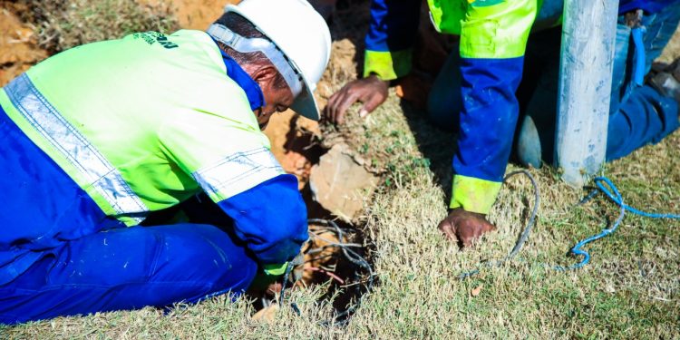 Prefeitura de Jaru realiza reforma na rede elétrica do Parque da Baixada