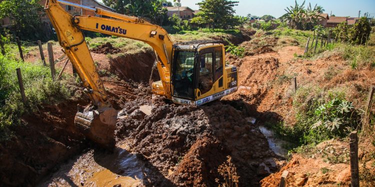 Prefeitura de Jaru realiza limpeza de canal no setor 07