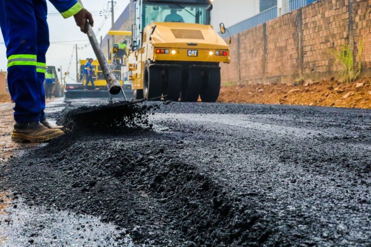 Com uma das maiores frotas de Rondônia, prefeitura de Jaru avança na execução do maior programa de pavimentação asfáltica já realizado no município