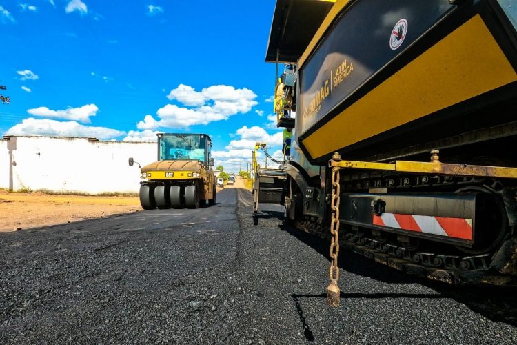 Com uma das maiores frotas de Rondônia, prefeitura de Jaru avança na execução do maior programa de pavimentação asfáltica já realizado no município