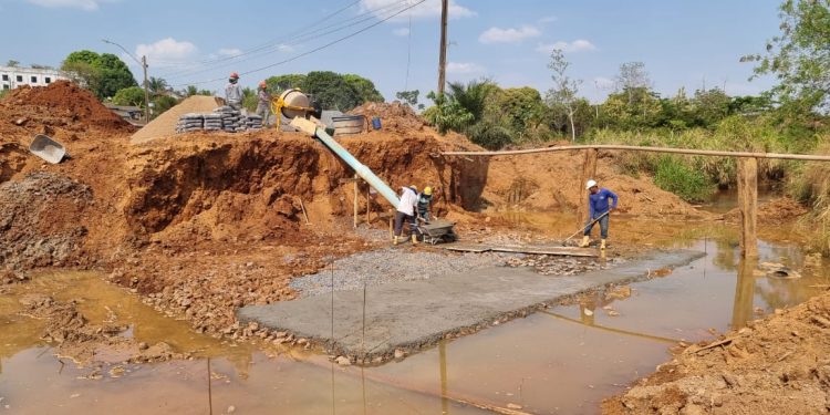 Com recurso do senador Marcos Rogério, prefeitura de Jaru inicia construção da galeria de concreto na Rua Padre Chiquinho