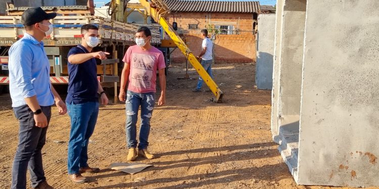 Prefeitura de Jaru constrói bueiro de concreto na Rua Raposo Tavares no setor 06; obra é uma indicação do vereador Schimiti Patroleiro
