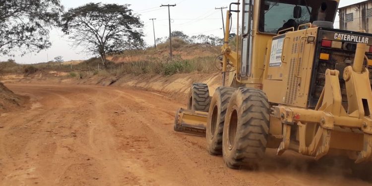 Prefeitura de Jaru segue com patrolamento e recuperação das estradas rurais; Serviço foi concluído na 628 e equipes iniciaram trabalhos na 608