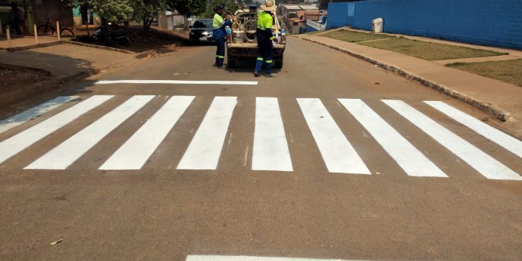 Prefeitura de Jaru reforça pintura de faixas de pedestres