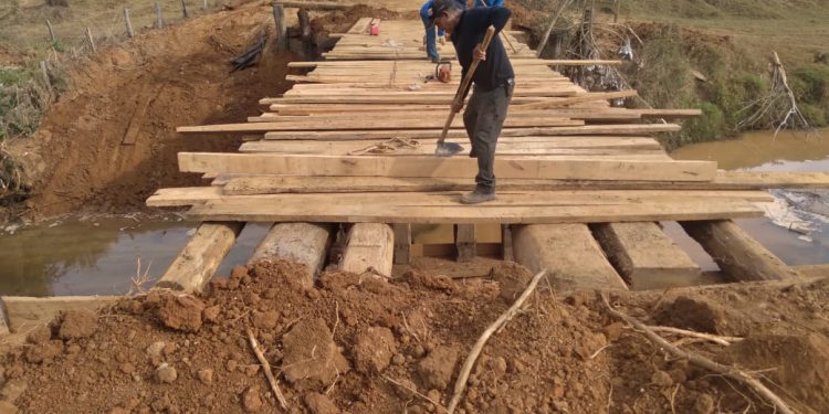 Prefeitura de Jaru reconstrói ponte de madeira e libera o tráfego na linha 612