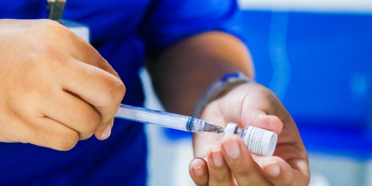 Grávidas que receberam a 1ª dose da AstraZeneca até 12 de maio poderão retornar para a 2ª dose com a Pfizer nesta segunda-feira, 09