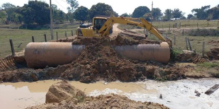 Ponte de madeira é substituída por tubo armco na região de Tarilândia