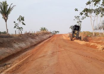Prefeitura de Jaru continua com patrolamento de estradas rurais; serviço acontece na linha 614